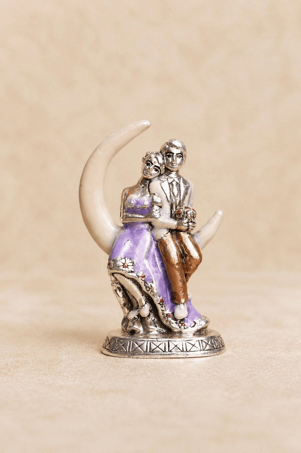 ROMANTIC COUPLE ON MOON